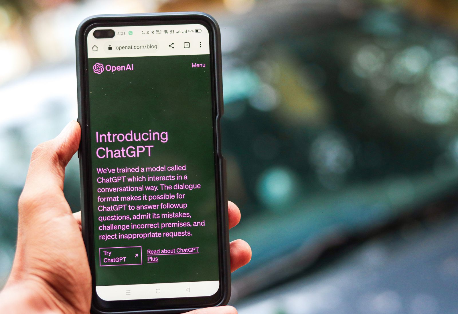 Smartphone affichant la page ChatGPT du site d'OpenAI.