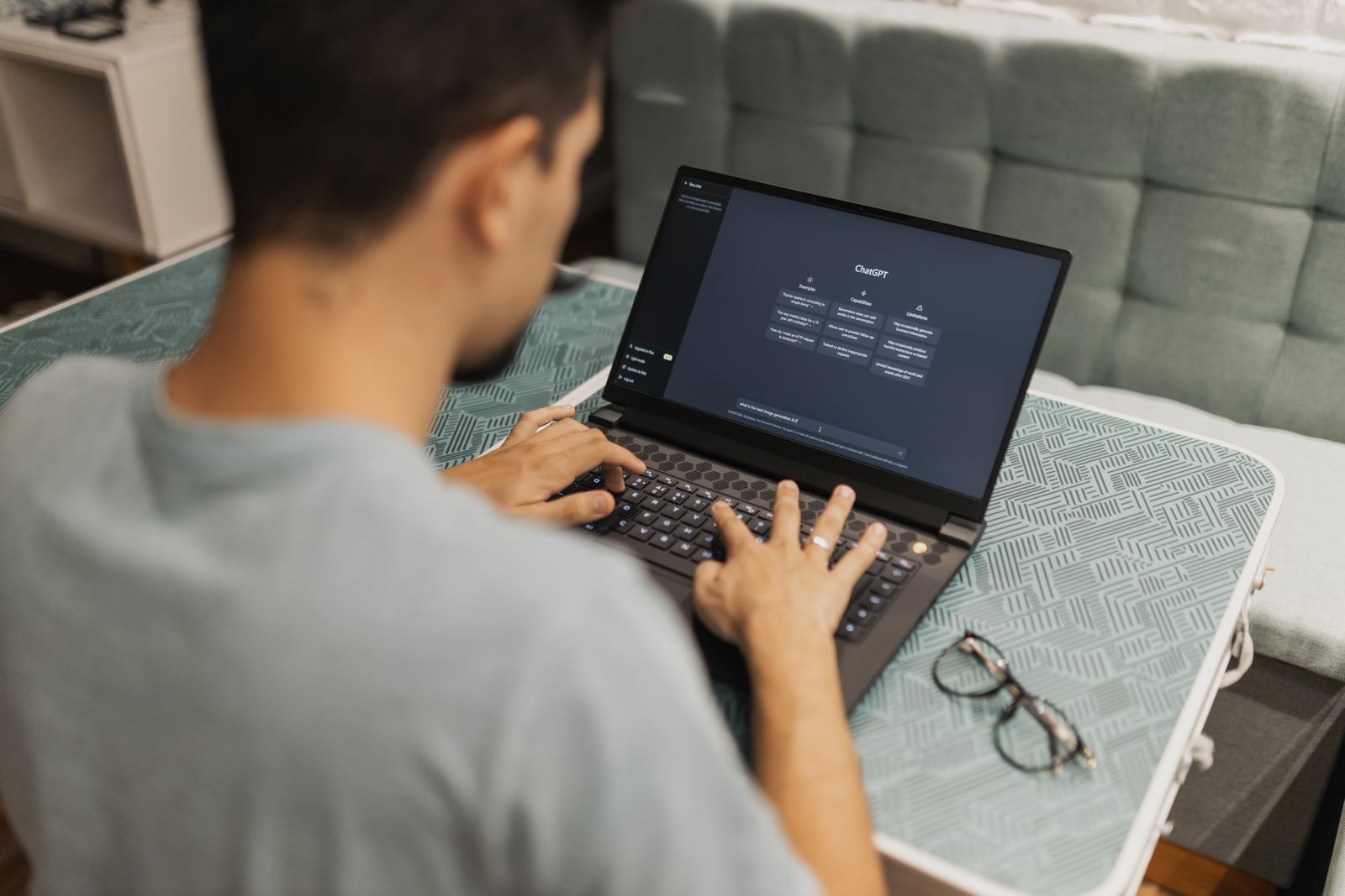 Un homme travaillant sur un ordinateur portable affichant ChatGPT.