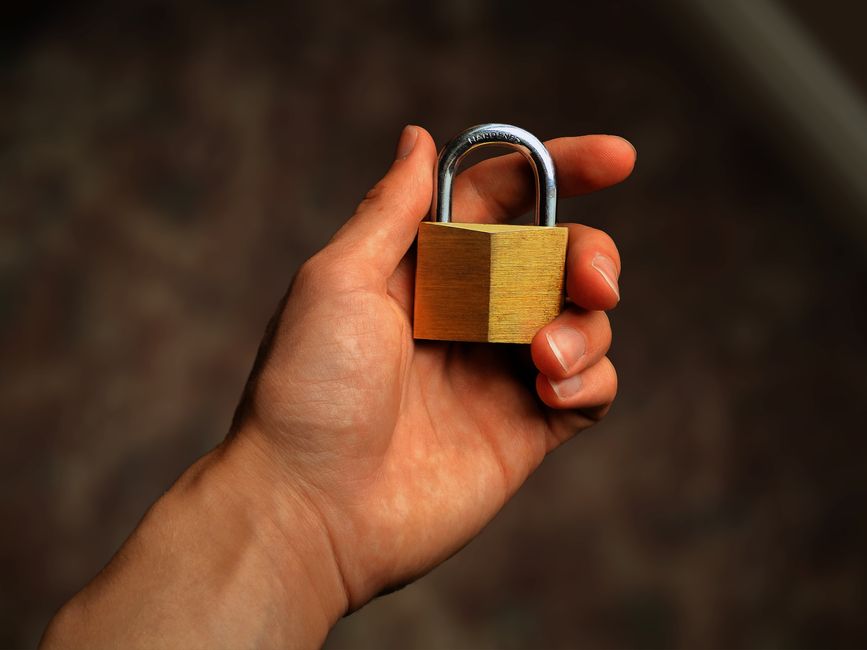 Main tenant un cadenas, symbole de la maîtrise de ses données