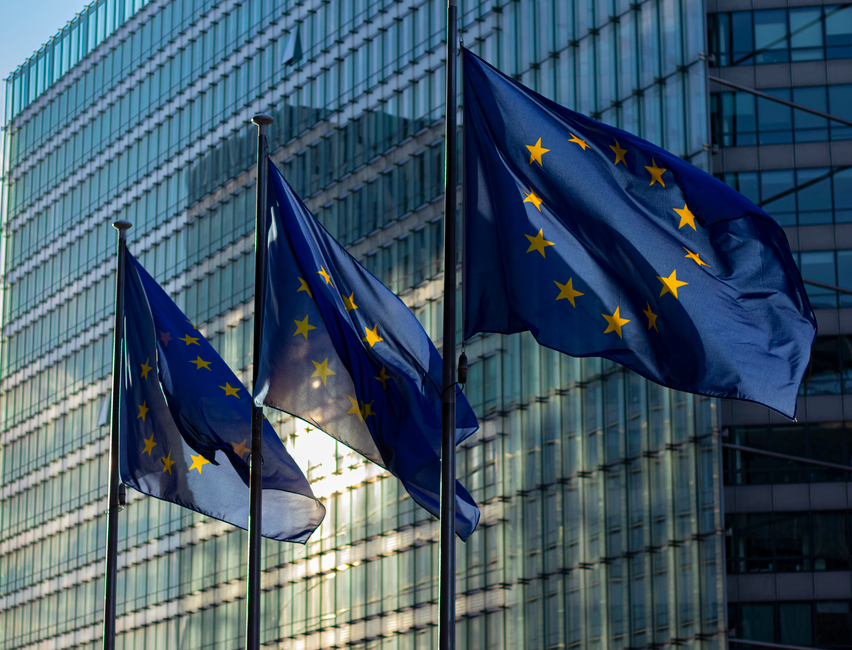 Drapeaux européens devant la Commission européenne à Bruxelles